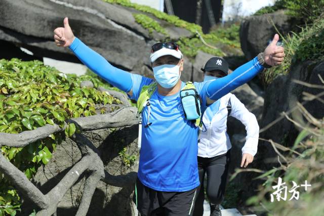 4月28日“深圳十峰”全民健身登山活動(dòng)啟動(dòng)儀式在鵬城第一峰梧桐山舉行。經(jīng)過(guò)近一個(gè)月的宣傳預熱，“深圳十峰”終于拉開(kāi)序幕，正式亮相。