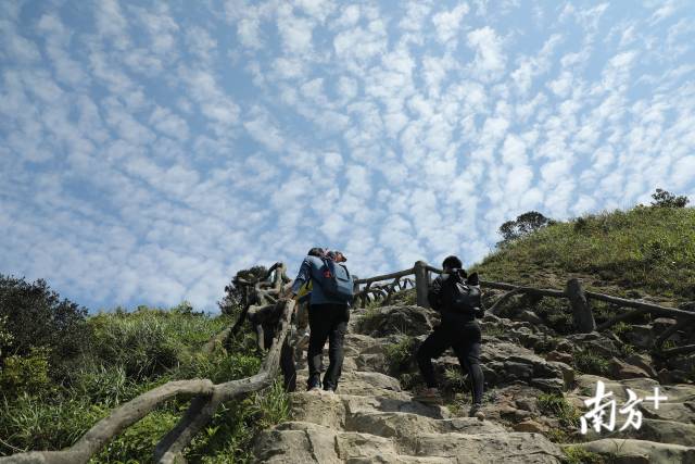 4月28日“深圳十峰”全民健身登山活動(dòng)啟動(dòng)儀式在鵬城第一峰梧桐山舉行。經(jīng)過(guò)近一個(gè)月的宣傳預熱，“深圳十峰”終于拉開(kāi)序幕，正式亮相。