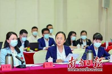 省第十三次黨代會(huì )代表在討論報告.jpg