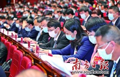 代表們在認真聽(tīng)取報告