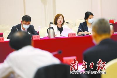 出席省第十三次黨代會(huì )的代表熱烈討論省黨代會(huì )報告