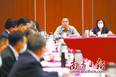 出席省第十三次黨代會(huì )的代表熱烈討論省黨代會(huì )報告
