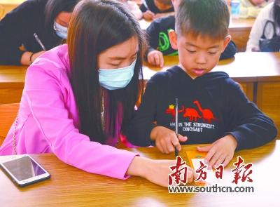 小讀者在“綠書(shū)簽”上記錄在讀好書(shū)中的精彩內容