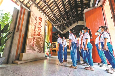 花都學(xué)子參觀(guān)中國工農紅軍第四師成立大會(huì )遺址.jpg