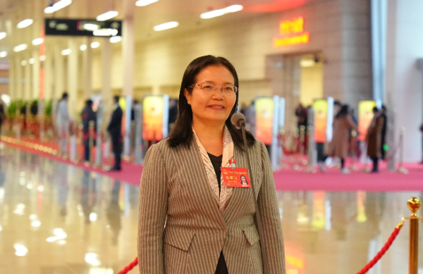 省人大代表、肇慶中學(xué)黨委書(shū)記陳淑玲：構建“家校社醫” 青少年心理支持網(wǎng)絡(luò )